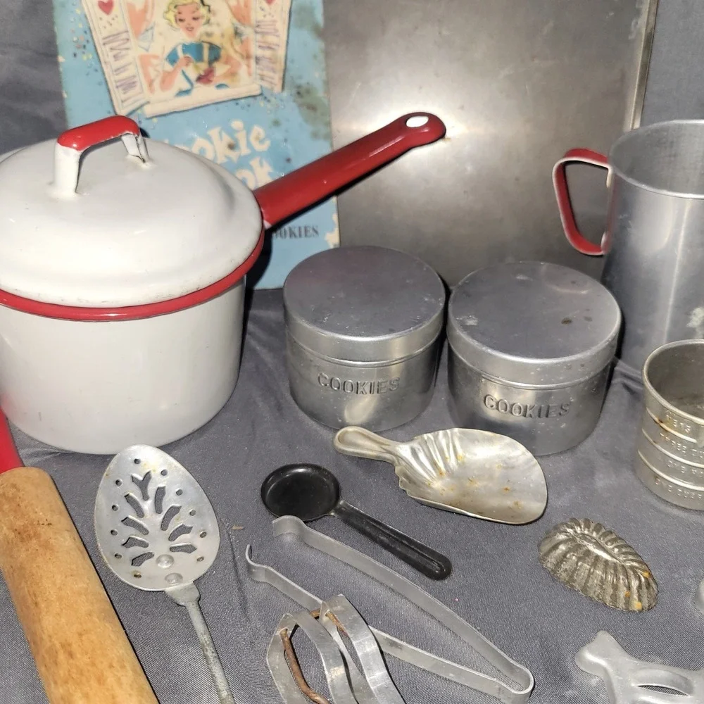 Vtg Rare CATHY ALLEN'S Cookie Book Toll House Cookies Aluminum Toy Baking Cutter